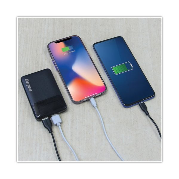 Energizer Max 5 PowerBank charging 2 phones simultaneously